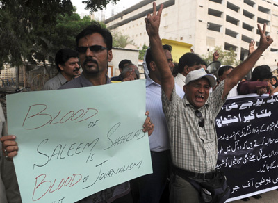 Pakistani journalists protest the killing of journalist Saleem Shahzad. (AFP/Rizwan Tabassum)
