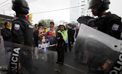 Police and Correa supporters outside court. (AP/Dolores Ochoa)