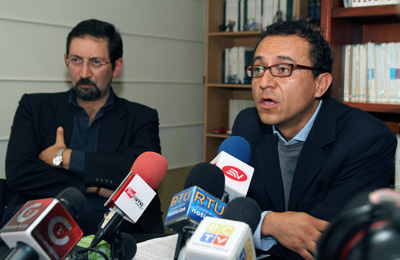 Los periodistas ecuatorianos Christian Zurita (derecha) y Juan Carlos Calderón (izquierda) han sido sentenciados a pagar 1 millón de dólares estadounidenses cada uno al Presidente Rafael Correa en concepto de daños por difamación. (AFP/Agencia Prensa Independiente)