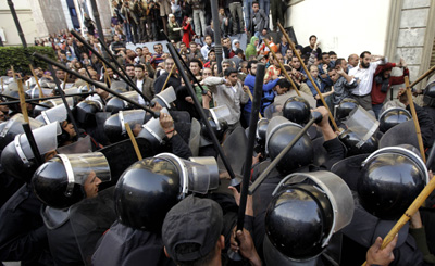 A year ago, police confront demonstrators outside the Egyptian Journalists Syndicate in Cairo. (AP/Ben Curtis)