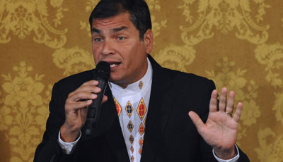El Presidente Correa anuncia a la nación que perdonará a los ejecutivos de medios y periodistas que demandó por injurias calumniosas. (AFP/Rodrigo Buendia)