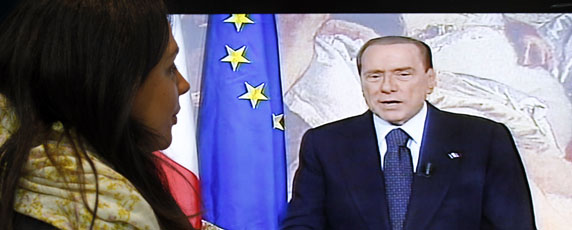 До последних дней в качестве премьер-министра Италии, Сильвио Берлускони стремился к принятию законопроекта, получившего название "закон кляпа." (Рейтер, Алессандро Гарофало)