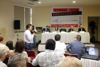 Ciudadanos, funcionarios y grupos de la sociedad civil se reunieron con periodistas el martes para un debate sobre el estado de la libertad de prensa en Sinaloa. (Ron Bernal)