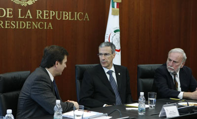 The author, right, looks on as Sen. José González Morfín, center, confers with CPJ Americas Senior Program Coordinator Carlos Lauría. (Ignacio González Anaya)