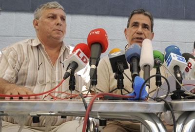 Ricardo González Alfonso (left) and Julio César Gálvez Rodríguez at a press conference in Vallecas in July 2010. (AFP/Dominique Faget)