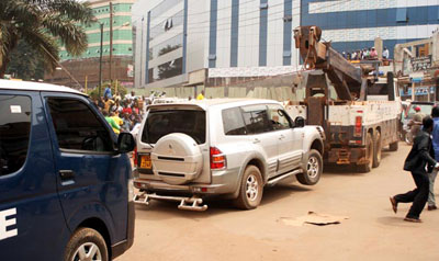 Ugandan police on Saturday towed opposition leader Kizza Besigye's car with him inside. (Daily Monitor)