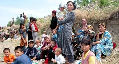 Этнические узбеки в поисках убежища на кыргызско-узбекской границе 12 июня 2010 года (AP/D. Dalton Bennett)