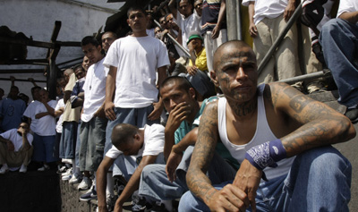 Integrantes de la pandilla Mara Salvatrucha asisten a una misa en la cárcel. Miembros de la pandilla han sido acusados del asesinato de un periodista (AP/Luis Romero)