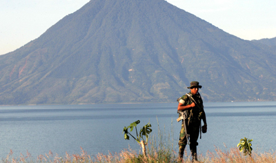 Un soldado patrulla un lago en la ciudad de Panajachel, donde la periodista Lucía Escobar solía vivir. (AFP/Orlando Sierra)