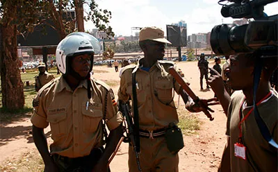 Police confront Daily Monitor journalist Yusufu Muziransa. (Daily Monitor)