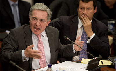 Álvaro Uribe declara en una audiencia en el Congreso sobre su supuesta responsabilidad en el espionaje a opositores políticos y periodistas. (AP/William Fernando Martinez)