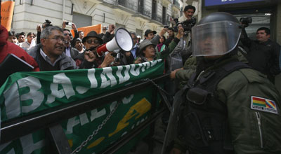 Police block journalists protesting the government's plans to sue three news outlets. (Reuters/Gaston Brito)