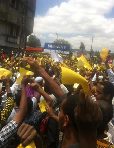 Police detained a journalist covering this protest by Ethiopian Muslims today. (EthioTube)