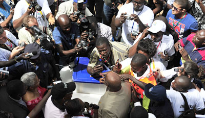 Autoridades da Guiné-Bissau expulsaram jornalista de  um meio de comunicação que havia feito a cobertura sobre o ex-primeiro-ministro Carlos Gomes Júnior,  visto aqui votando em uma eleição de 2012 na qual era o favorito para ganhar, mas perdeu. (AFP / Issouf Sanogo)