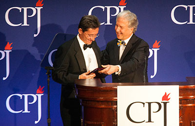 Mauri König aceita o Prêmio Internacional da Liberdade de Imprensa do CPJ, entregue em novembro pelo conselheiro e editor-chefe da Bloomberg News, Matthew Winkler. (Michael Nagle / Getty Images para CPJ)