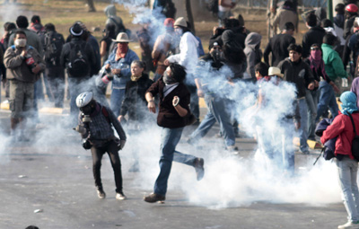 Manifestantes chocan con la policía en las protestas del sábado en la Ciudad de México. (AFP / Pedro Pardo)