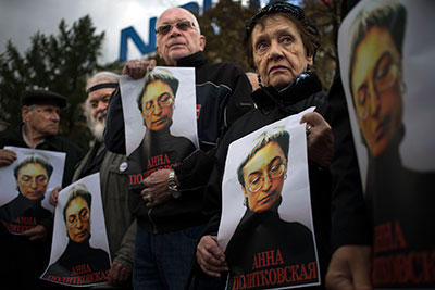 People holding portraits of Anna Politkovskaya in Moscow on October 7, the 6th anniversary of her murder, call on authorities to punish the killers of journalists in Russia. (AP/Alexander Zemlianichenko)