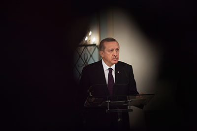 Bazı diplomatlar, Türkiye'nin Başbakan Recep Tayyip Erdoğan iktidarındaki basın özgürlüğüne getirilen eleştirilere tepkisinin aşırı savunmacı buluyorlar. (Reuters/Joe Penney)