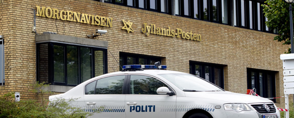 Полиция охраняет офис датской газеты Юлландс-Постен, после того, как редакции стали поступать угрозы в связи с публикациями изображений Пророка Мухаммеда. (AFP/Брайан Расмуссен)
