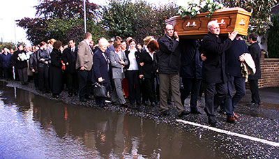Family, friends, and fellow journalists follow the funeral of Martin O'Hagan from his home in Lurgan, Northern Ireland, on October 1, 2001. (Reuters/Paul McErlane)