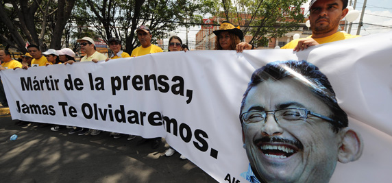 Honduraslı gazeteciler meslektaşları Angel Alfredo Villtoro'nun öldürülmesini protesto ediyorlar. Dövizde 'Seni asla unutmayacağız basın şehidi' yazıyor (AFP/Orlando Sierra)