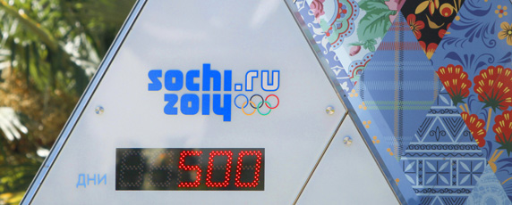 Часы отсчитывают время, оставшееся до начала зимних Олимпийских игр 2014 года в России. (AP/Игорь Якунин)