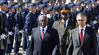 O Presidente angolano, José Eduardo dos Santos (à esquerda) e Aníbal Cavaco Silva, presidente de Portugal, em Lisboa, em 2009. (AFP / João Cortesão)