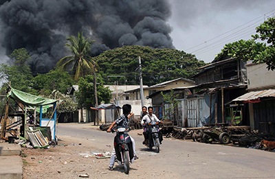 Black smoke rises from burning buildings in Meikhtila, where Buddhists and Muslims have clashed since Wednesday. (AFP/Mantharlay)
