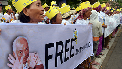 Protesters demonstrate against Sonando's imprisonment outside an appeals court in Phnom Penh. (AFP/Tang Chhin Sothy)