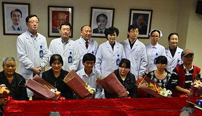 Six patients, front, who have recovered from the H7N9 strain of bird flu pose for photographs with doctors and nurses before being discharged from a hospital in Hangzhou, Zhejiang province on April 27. (Reuters/China Daily)