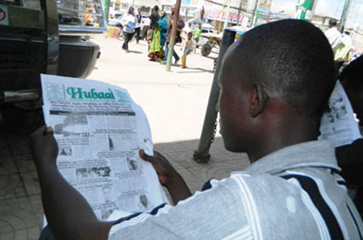 A Hargeisa resident reads the Hubaal paper before the daily's suspension. (Barkhad Dahir)