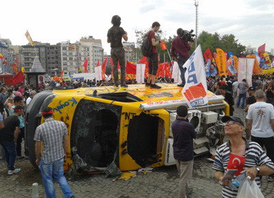 Angered by the station's news coverage, protesters in Istanbul destroyed an NTV news van.(CPJ/Özgür Öğret)