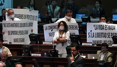 Opposition lawmakers protest the approval of the Communications Law in the National Assembly. (AFP/Eduardo Flores)