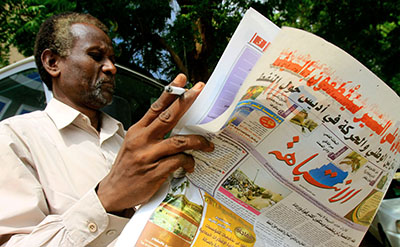A Sudanese man reads Al-Intibaha, a prominent daily that has been banned by the NISS. (AFP/Ashraf Shazly)