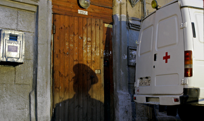 Outside the Moscow apartment building of Anna Politkovskaya on the night of her murder in 2006. A ex-police officer pleaded guilty to orchestrating extensive surveillance leading to her slaying. (AP/Dmitry Lovetsky)