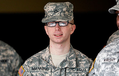 O soldado do exército Bradley Manning (agora conhecida como Chelsea Manning) foi preso pelo mais volumoso vazamento de documentos sigilosos na história dos EUA. (AP / Patrick Semansky)