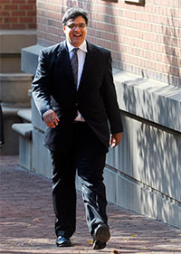 O ex-agente da CIA John Kiriakou caminha para a Corte Distrital dos EUA em Alexandria, Virginia, em 23 de outubro de 2012. (AP / Cliff Owen)