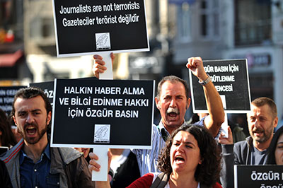 Periodistas turcos protestan en defensa de sus derechos en Estambul el 5 de noviembre de 2013. Los manifestantes caminaron a un ritmo de un paso por minuto para subrayar la lentitud de la justicia en Turquía. (AFP/Ozan Kose)