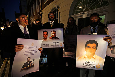 12 kasım 2013 günü Londra'daki Mısır elçiliğinin önünde toplanan göstericiler El Cezire çalışanı gazeteciler Abdullah Al-Şami ve Muhammed Bader'in salınmasını talep ediyorlar. (AP/Lefteris Pitarakis)