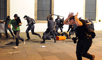 Manifestantes entram em confrontocom a polícia de choque durante um protesto no Rio de Janeiro, em 17 de junho de 2013, contra os bilhões de dólares gastos na preparação para a Copa do Mundo de futebol e contra um aumento das tarifas de transporte público. (AFP / Tasso Marcelo).