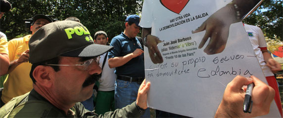 El general Rodolfo Palomino, comandante de la policía colombiana, escribe un mensaje para una campaña de apoyo a la desmovilización de las FARC en Tame, departamento de Arauca, el 18 de septiembre de 2013. ( Reuters / Jose Miguel Gomez)