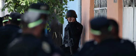 Agentes da polícia fazem guarda perto de uma cena de crime em Neza, nos arredores da Cidade do México, em 16 de janeiro de 2011. (Reuters / Jorge Dan)