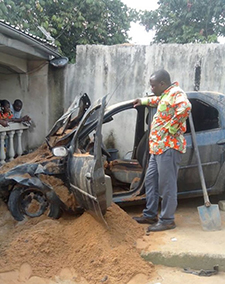 La voiture du journaliste Denis Nkwebo a été détruite dans une explosion à son domicile (Thierry Ngogang)