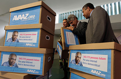 Brazilian congressmen open boxes of signatures supporting the Marco Civil da Internet. (AP/Eraldo Peres)