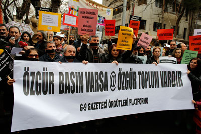 15 Şubat 2014 günü, gazeteciler Ankara'da medya özgürlüğü için eylem yapıyorlar. Pankartta 'Özgür basın varsa özgür toplum vardır' yazıyor. (Reuters/Ümit Bektaş)