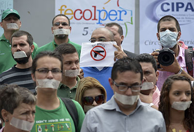 Periodistas protestan por el asesinato del comunicador social colombiano Luis Carlos Cervantes. (AFP/Raul Arboleda)