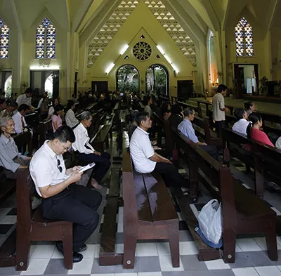 Catholics attend Mass in Ho Chi Minh City in 2007. An online newspaper set up by priests and activists reports on the plight on this religious minority. (AFP/Hoang Dinh Nam)