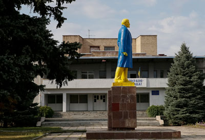 A monument to Soviet state founder Vladimir Lenin is painted in the colors of the Ukrainian national flag in the town of Velikaya Novoselovka in the Donetsk region. (Reuters/Gleb Garanich)