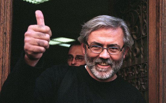 سلافكو كوروفيا، صحفي صربي يظهر في هذه الصورة غير المؤرخة، وقد قتل قرب منزله في بلغراد في عام 1999. وقد أُعيد فتح التحقيق في قضيته. (أسوشيتد برس/بيديا ميلوسافليفيتش)
