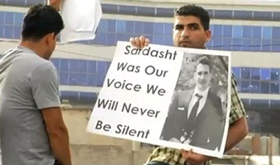 Un manifestant proteste contre le meurtre de Sardasht Osman, un journaliste âgé de 23 ans qui a été enlevé et tué en 2010. Son meurtrier n'a pas encore été traduit en justice. (YouTube/FilmBrad)